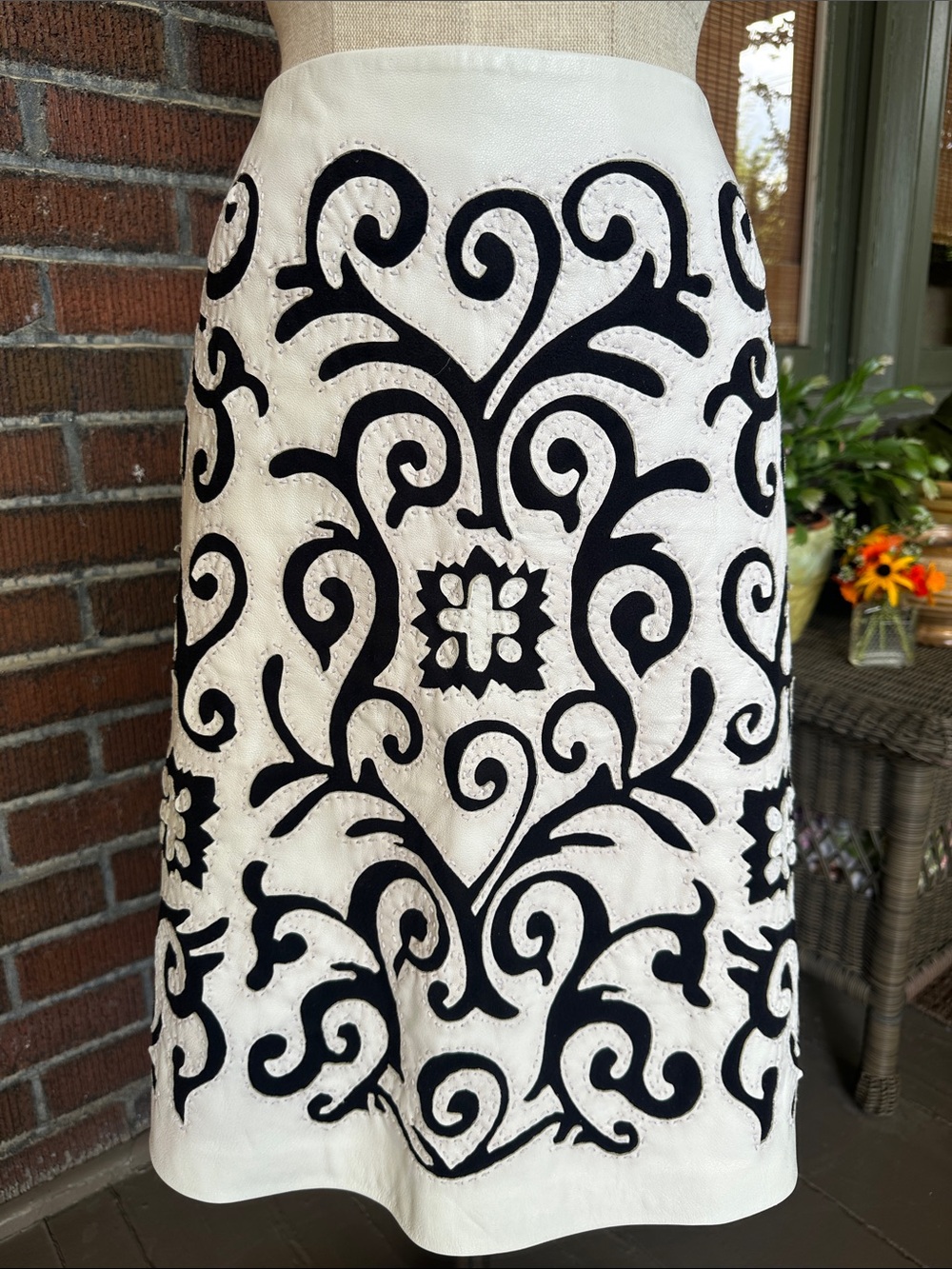 Per Se white leather A-line skirt w/black fabric inset damask scroll work. Sz 8